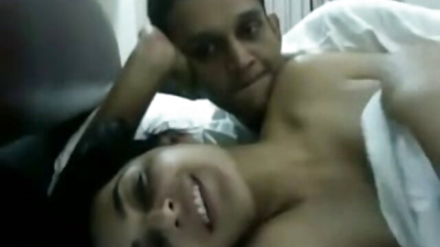 Vidéo Sexy Shemale porn femme animal se fait baiser dans un trio garçon-fille-tranny