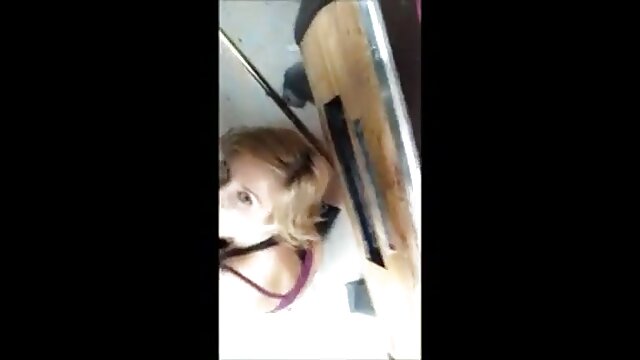Vidéo Jolie fille fait une jolie fille xxx pipe avec des lunettes